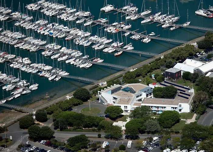 Auberge De Jeunesse Хостел Ла-Рошель